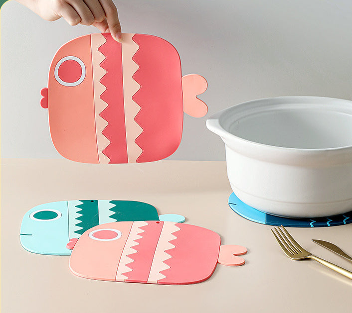 Cartoon little fat fish high-temperature silicone anti-scald table mat (large 1 medium 1 small 1 / set)