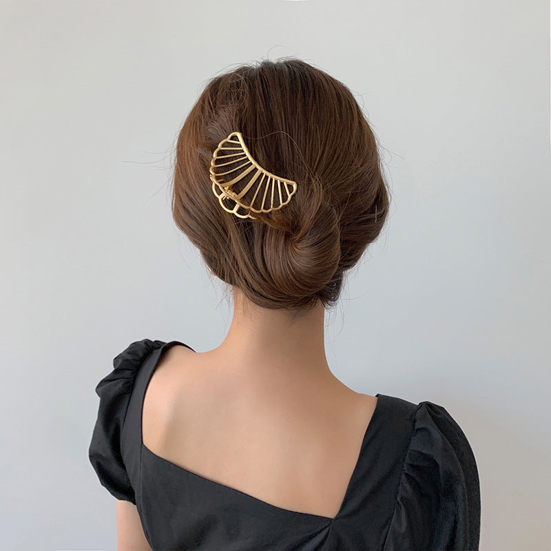 Curved shell retro temperament hair grip