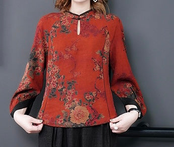 Long-sleeved top with red flowers in yarn