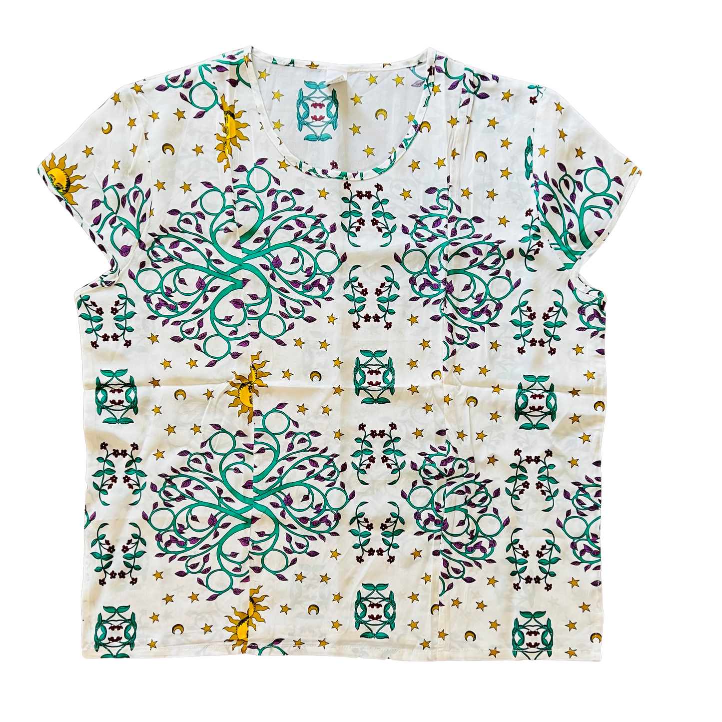 White background European style flower T-shirt