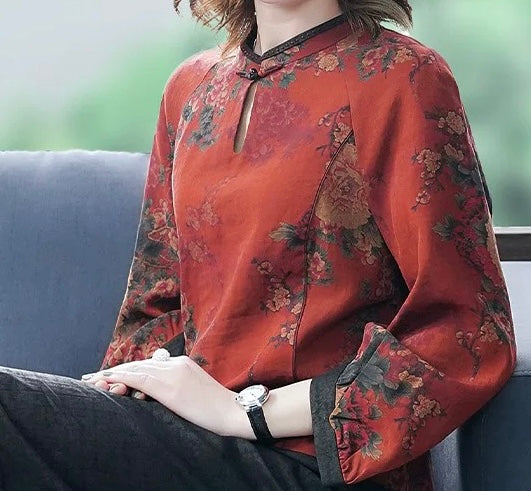 Long-sleeved top with red flowers in yarn