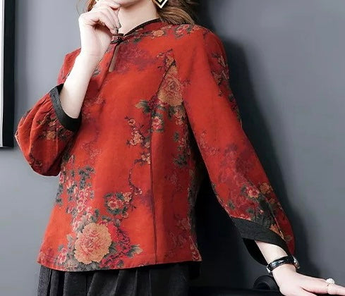 Long-sleeved top with red flowers in yarn