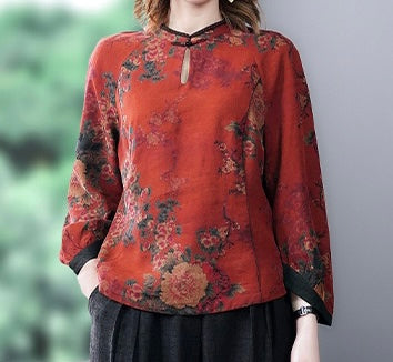 Long-sleeved top with red flowers in yarn